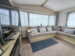 Lovely Caravan With Full Decking At Broadland Sands In Suffolk Ref 20199Bs