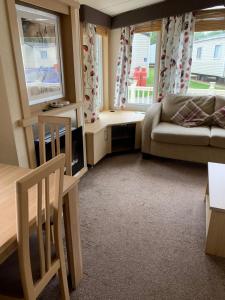 Fantastic Caravan At Broadland Sands Holiday Park Nearby Lowestoft Ref 20003Sv