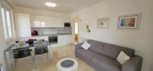 2bedroom apt, quiet neighbourhood, 300m from Beach, Apt Laura