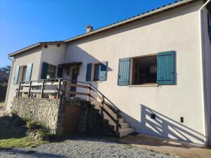 Maison à la campagne proche rivière, avec piscine