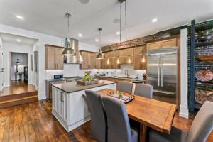 Amazing Rooftop Patio Overlooking street