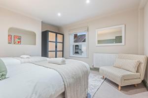 Hoole 2 BR Home - Free Parking - Sleeps 7 - 5 Beds