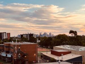 Bellview Bright Balcony City View 50m to Train Station