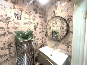 4 Bed House - Sleeps 10 - Parking - Wifi