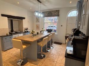 4 Bed House - Sleeps 10 - Parking - Wifi