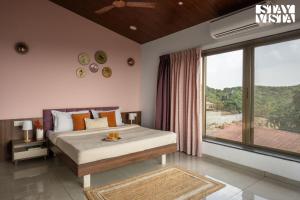 The Treetops by StayVista - 5BHK Mountain-View Cottage with Infinity Pool