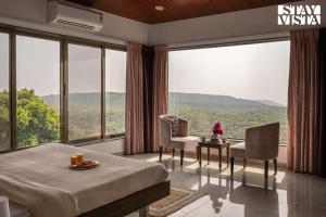 The Treetops by StayVista - 5BHK Mountain-View Cottage with Infinity Pool