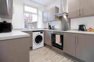 Sleeps 6, FREE Parking & Spacious for Contractors