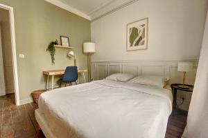 Room in charming 3-bedroom apartment near Bois de Vincennes