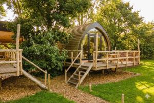 Sfeervolle recreatiepod aan het meer