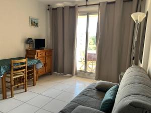 BO090-F94 Appartement Studio cabine 3 couchages BORMES LES MIMOSAS