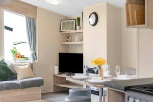 Cozy Coastal Retreat 3-Bedroom Lodge at Haven Seton Sands