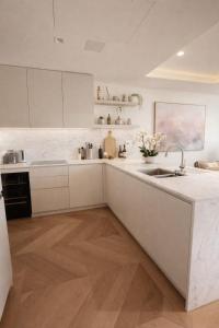 5 Million Pound Riverside Duplex Penthouse With Jacuzzi By Tower Bridge