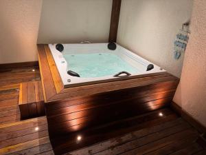 Apartamento de Luxo com Jacuzzi privativa e Piscina em Itacimirim