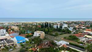 Cobertura com e 3 suítes a 350mts do mar