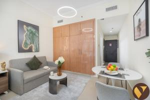 Vogue Vacation Homes, JLT Lake City Tower near Marina and JBR, Studio Apartment with Lake and City Skyline View, Access toAmenities