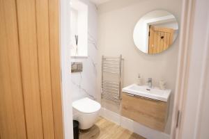 Brand New Modern 2-Bed Apartment in Broadway High Street - Sleeps 4