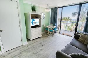 Oceanfront 1BR with Heated Pools, Coral Beach,New!