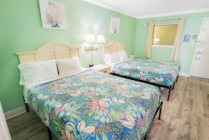 Oceanfront 1BR with Heated Pools, Coral Beach,New!