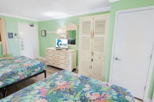 Oceanfront 1BR with Heated Pools, Coral Beach,New!