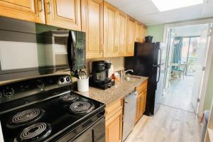 Oceanfront 1BR with Heated Pools, Coral Beach,New!