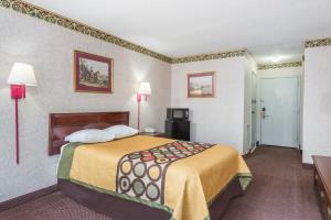King Room - Mobility Access/Non-Smoking room in Super 8 by Wyndham Hancock MD