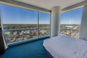 New HIGH 2BR 20th FLOOR, Direct Oceanfront, Pools!