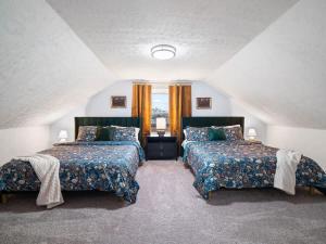 4 Bed 2 Bath Walk to Lakewood Restaurants and Shops