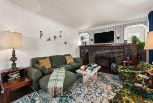 Hot Tub - Game Room - Chic & Spacious - Sleeps 10