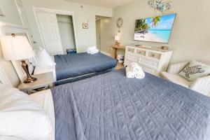 14th floor, high level studio with views!