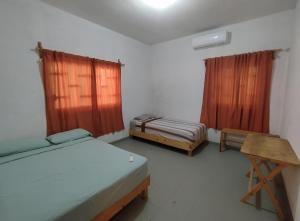 HABITACION PRIVADA CON AC, WiFi, TV, COCINA, BAÑO Y ESTACIONAMIENTO