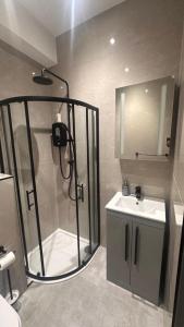 Woodside Park Suite - 2Bed - 2Bath - Sleeps 5