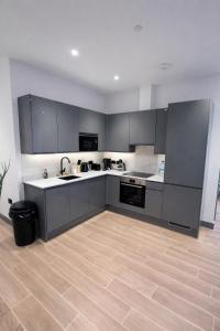 Woodside Park Suite - 2Bed - 2Bath - Sleeps 5