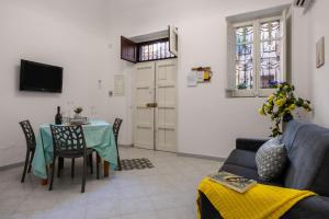 LA CASTELLANA APARTMENTS Vista panoramica sul mare, nel cuore storico di Carini, a due passi dal Duomo