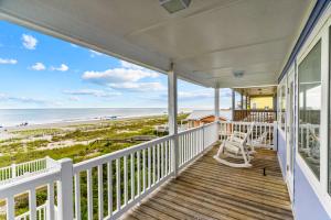 Renovated beachfront house with lovey interior & large decks - steps to sand