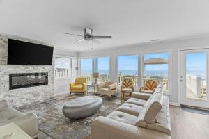 Renovated beachfront house with lovey interior & large decks - steps to sand