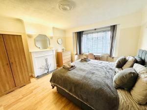 Heathrow Contractor 5-Bedroom Maisonettes & Garden