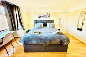 Heathrow Contractor 5-Bedroom Maisonettes & Garden