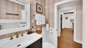 Romantic escape, hot tub, fireplace, massage room!