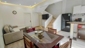 325 · 2BR Townhouse 2 Bath TV