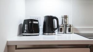 Modern 1BR - Parking Included -Sleeps 6