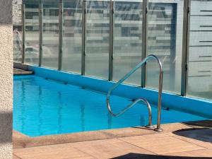 Comodo con aire acondicionado y estacionamiento