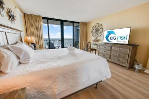 Amazing Oceanfront condo w pools & hot tub access