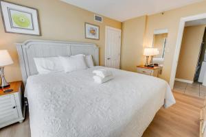 Amazing Oceanfront condo w pools & hot tub access