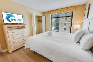 Amazing Oceanfront condo w pools & hot tub access