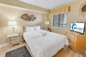 Amazing Oceanfront condo w pools & hot tub access
