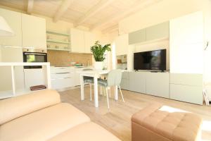 Boutique Garden Hideaway Romantic Pergola & Fast Wi-Fi & Parking - Close to beaches