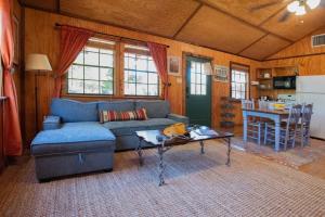 Cypress Creek Cabin Stay for 6 Access to Pool Hot Tub