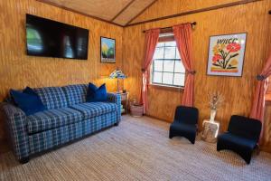 Cypress Creek Cabin Stay for 6 Access to Pool Hot Tub