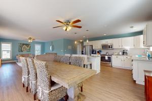 Walk to Beach | Marsh-View Escape with Screened Porch & Outdoor Shower